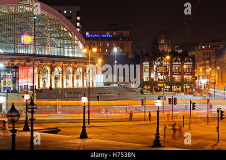 Ein Blick auf Lime Street Station Liverpool UK in der Nacht Stockfoto