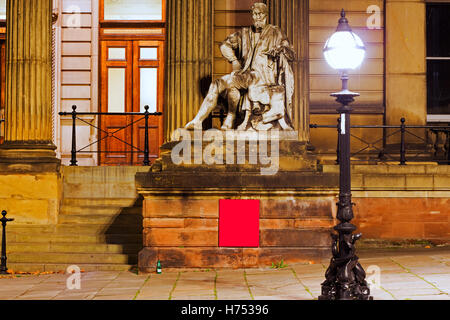 Nachtansicht der Walker Art Gallery auf William Brown St Liverpool Stockfoto