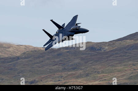 Ein f-15-Jet wird von CAD-West, als es niedrigen Niveau durch die Schleife, Machynlleth in Wales, eine Reihe von Tälern durch ihre Verwendung als Low-Level-Übungsplätze für schnellen Jet-Flugzeugen fliegt gesehen. Stockfoto