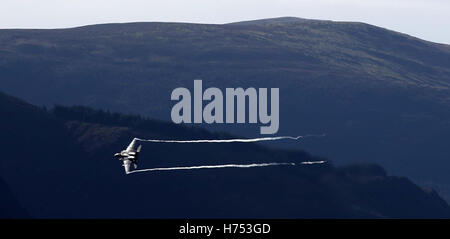 Ein f-15-Jet wird von CAD-West, als es niedrigen Niveau durch die Schleife, Machynlleth in Wales, eine Reihe von Tälern durch ihre Verwendung als Low-Level-Übungsplätze für schnellen Jet-Flugzeugen fliegt gesehen. Stockfoto