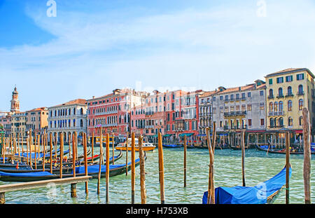 Der Canal Grande mit den zahlreichen Holzstangen zum festmachen, Gondeln und mittelalterliche Paläste und Villen auf dem Hintergrund Stockfoto