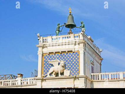 Der Clocktower dekoriert mit der Marmorskulptur Markusplatz Löwen auf den Mosaik-Mantel mit Sternenhimmel Stockfoto