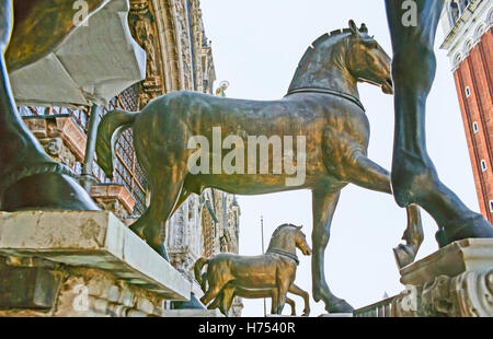 Das Replikat Pferde von San Marco, auch bekannt als die triumphierende Quadriga Stockfoto