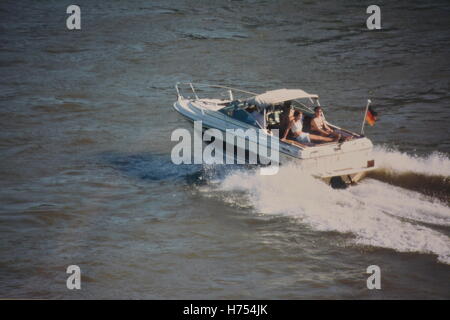 Schiff mit zwei Mädchen am Rhein in der Nähe von Bonn, Deutschland Stockfoto