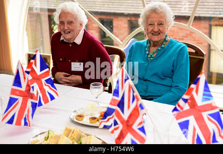 Zwei ältere Frauen genießen einen zusammen und Mittagessen, die Königin 90. Geburtstag, Godalming, Surrey, UK, April 2016 feiern. Stockfoto
