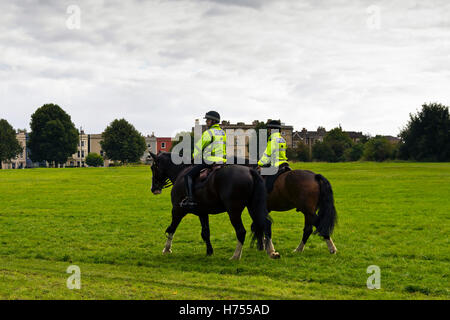 Zwei montiert Polizisten auf Clifton Down, Bristol, UK Stockfoto