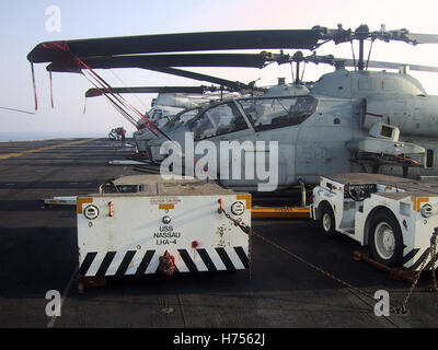 27. Januar 2003 Flugdeck Traktoren und Super Cobra Hubschrauber auf dem Flugdeck der USS Nassau im Persischen Golf. Stockfoto