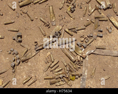 24. Juli 2003 verbrauchte Patronen auf dem Boden in der Nähe die Exerzierplatz innerhalb der International (grün) Zone in Bagdad. Stockfoto