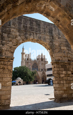 Kathedrale des Heiligen Nikolaus oder Lala Mustafa Pasha Moschee in Famagusta in der Wand in Zypern Stockfoto