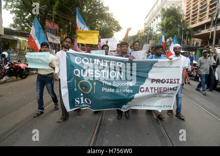 Kolkata, Indien. 2. November 2016. Schüler islamischen Organisation of India protestieren gegen die Begegnung von acht Gefängnis Break SIMI-Aktivist, welche SIO Ansprüche gefälschte in Kalkutta zu begegnen. Acht SIMI Aktivisten in getötet, nachdem aus dem Bhopal zentrale Gefängnis flohen, tötet einen Wachmann am 31. Oktober. Laut ihrem Anwalt möglicherweise gefälscht Oppositionsführer und Aktivist der Begegnung zwischen den Insassen und den Sicherheitskräften. Bildnachweis: Saikat Paul/Pacific Press/Alamy Live-Nachrichten Stockfoto