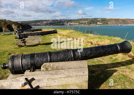 Alt 9 Pounder Gewehren im 18. Jahrhundert Fort Ruinen 1781 auf einer Landzunge mit Blick auf Port. Fishguard, Pembrokeshire, Wales, UK, Großbritannien Stockfoto