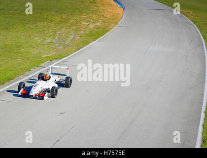 Ein Formel-Rennwagen beschleunigt die Spur auf dem Sebring International Raceway in Sebring, FL Stockfoto