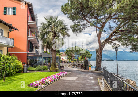 Uferpromenade von Brissago am Lago Maggiore, Tessin, Schweiz Stockfoto