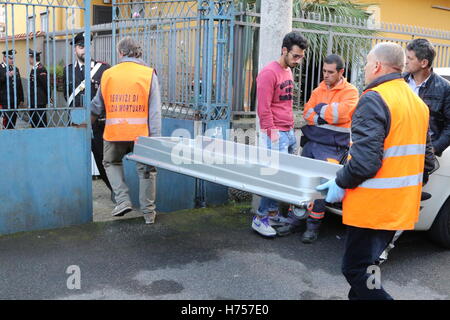 Villaricca, Italien. 2. November 2016. Der leblose Körper einer Frau, (nicht im Bild vorhanden) gefesselt und geknebelt, wurde in einem Haus im Villaricca gefunden, in der Provinz Neapel. Vor Ort finden Sie die Polizei, Umfragen durchzuführen. auf die Verbrechen-Szene-Fotos. Bildnachweis: Salvatore Esposito/Pacific Press/Alamy Live-Nachrichten Stockfoto