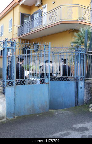 Villaricca, Italien. 2. November 2016. Der leblose Körper einer Frau, (nicht im Bild vorhanden) gefesselt und geknebelt, wurde in einem Haus im Villaricca gefunden, in der Provinz Neapel. Vor Ort finden Sie die Polizei, Umfragen durchzuführen. auf die Verbrechen-Szene-Fotos. Bildnachweis: Salvatore Esposito/Pacific Press/Alamy Live-Nachrichten Stockfoto