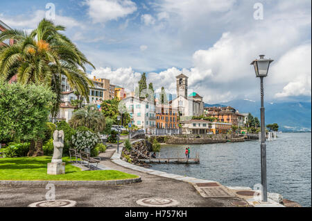 Uferpromenade von Brissago am Lago Maggiore, Tessin, Schweiz Stockfoto