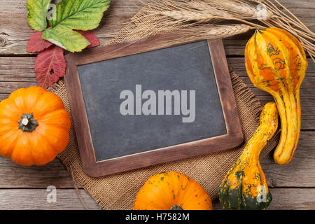 Im Herbst Kürbisse auf Holzbrett Tisch. Draufsicht mit Tafel für Textfreiraum Stockfoto