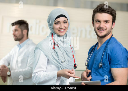 Saudi Arabische Ärzte mit einem Grafiktablett arbeiten. Stockfoto