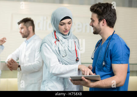Saudi Arabische Ärzte mit einem Grafiktablett arbeiten. Stockfoto