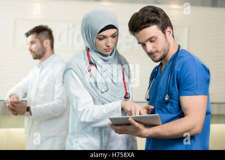 Saudi Arabische Ärzte mit einem Grafiktablett arbeiten. Stockfoto