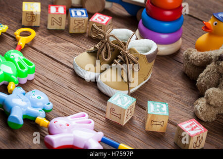 Kinderspielzeug Welt auf einem hölzernen Hintergrund. Studio shot] Stockfoto