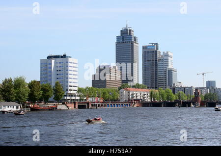 Amstel Fluss mit Blick auf Rembrandttoren (Rembrand Turm), höchste Wolkenkratzer in Amsterdam, Niederlande Stockfoto