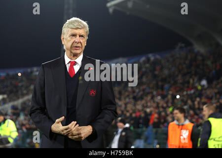 Sofia, Bulgarien - 1. November 2016: Arsebals Trainer Arsene Wenger Sekunden vor der UEFA Champions League Fußballspiel zwischen Lu Stockfoto