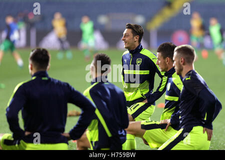 Sofia, Bulgarien - 1. November 2016: Arsenals Mesut Ozil heizt vor der UEFA Champions League Fußballspiel zwischen Aarau Stockfoto