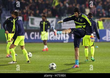 Sofia, Bulgarien - 1. November 2016: Arsenal Petr Cech heizt vor der UEFA Champions League Fußballspiel zwischen Aarau Stockfoto