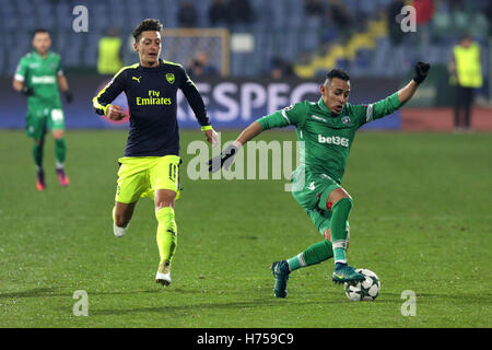 Sofia, Bulgarien - 1. November 2016: Herausforderungen Arsenals Mesut Ozil Palomino Natanael während UEFA Champions League-Fußball-TR Stockfoto