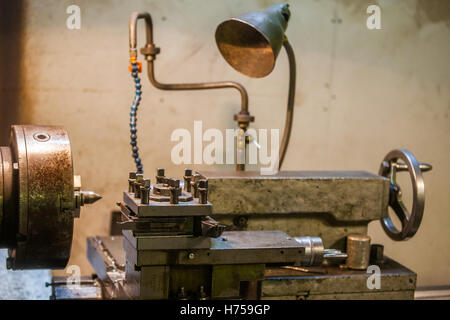 Farbbild eine alte Drehmaschine in einer Werkstatt. Stockfoto