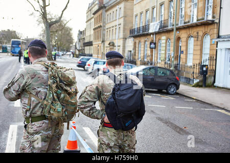 Gesamtansicht der Szene nach der Entdeckung der eine tragfähige Sprengsatz in der Armee Rekrutierungsbüro in St Giles, Oxford Stockfoto