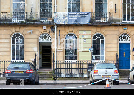 Gesamtansicht der Szene nach der Entdeckung der eine tragfähige Sprengsatz in der Armee Rekrutierungsbüro in St Giles, Oxford Stockfoto