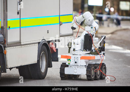 Bombe Beseitigung Offiziere bereiten Sie einen remote Roboter mit einer Bombe in einem Armee-Rekrutierung-Büro in St. Giles, Oxford Stockfoto