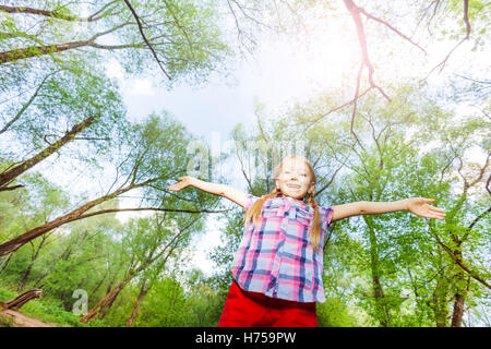 Porträt der glücklichen Mädchen, die Spaß im Wald Stockfoto