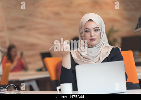Junge arabische Geschäftsfrau tragen Hijab, arbeiten in ihrem Start-up-Büro. Stockfoto