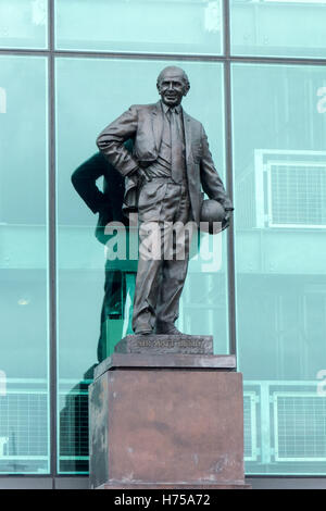 Eine Statue von Sir Matt Busby Weg erscheint vor Manchester United Stadion in Manchester. Stockfoto