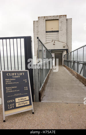 SHANKLIN, VEREINIGTES KÖNIGREICH - 28. AUGUST 2016: Eingang der Cliff Lift in er kleine Küstenstadt Shanklin, Isle of Wight. Stockfoto