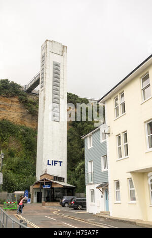 SHANKLIN, VEREINIGTES KÖNIGREICH - 28. AUGUST 2016: Eingang der Cliff Lift in er kleine Küstenstadt Shanklin, Isle of Wight. Stockfoto