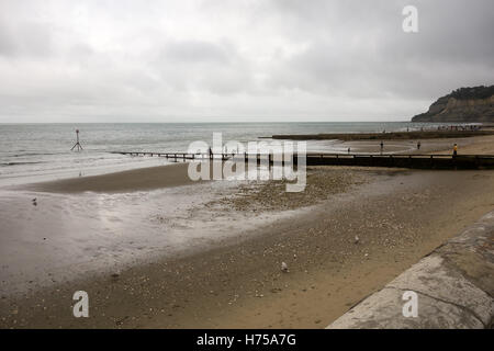 SHANKLIN, VEREINIGTES KÖNIGREICH - 28. AUGUST 2016: Shanklin Strand der Insel Wight an einem bewölkten Sommertag. Stockfoto