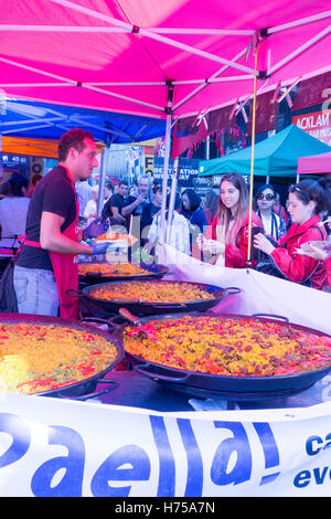 LONDON, Vereinigtes Königreich - 11. September 2016: Ein spanischer Mann serviert authentische Paella an einen Kunden in Portobello Road Market. Stockfoto