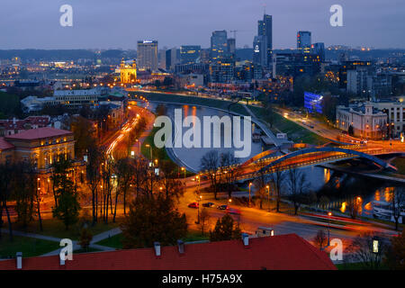 VILNIUS, Litauen - 2. November 2016: Blick auf moderne Teil von Vilnius, Nacht Stadtbild mit Neris Fluß Stockfoto