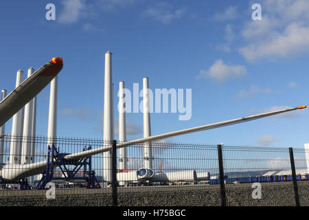 Riesige Windturbinen-Komponenten bereit für den Versand von Belfast Docks - waren diese Turbinen für ein Projekt in Liverpool Bay. Stockfoto