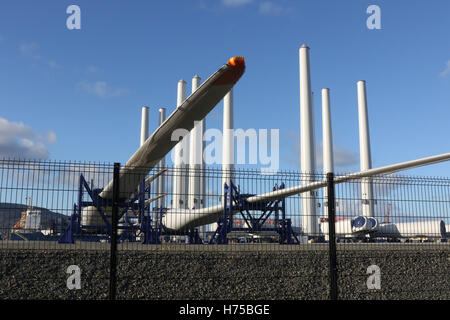 Riesige Windturbinen-Komponenten bereit für den Versand von Belfast Docks - waren diese Turbinen für ein Projekt in Liverpool Bay. Stockfoto