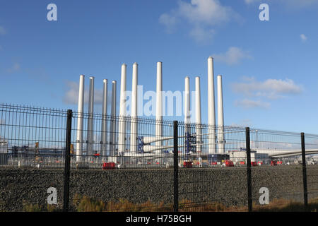 Riesige Windturbinen-Komponenten bereit für den Versand von Belfast Docks - waren diese Turbinen für ein Projekt in Liverpool Bay. Stockfoto