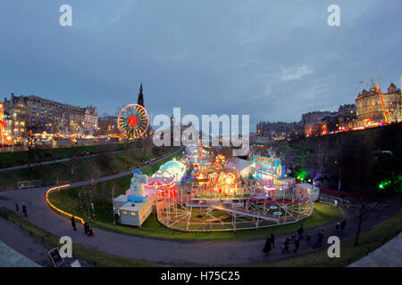 Edinburgh Hogmanay Weihnachten Princes Gardens Festival ice skating Lichter und Kirmes Stockfoto