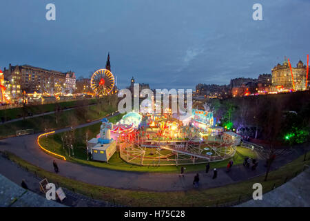 Edinburgh Hogmanay Weihnachten Princes Gardens Festival ice skating Lichter und Kirmes Stockfoto