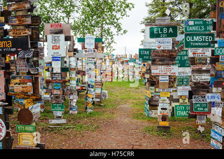 Sign Post Forest Stillstand muss für Reisende des Alaska Highways in Watson Lake, Yukon Territory Stockfoto