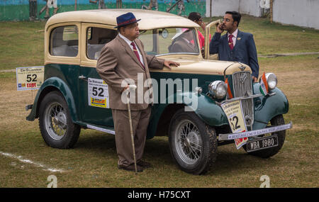 Stolzer Besitzer steht neben seinem Austin Seven (Modell 1938)-Oldtimer auf der Staatsmann Vintage Car Rally bei Fort William Kolkata. Stockfoto