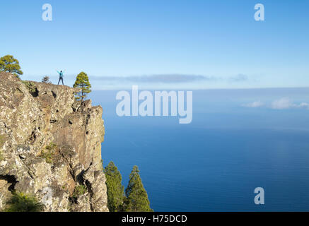 Weibliche Wanderer am Berg mit Blick auf Atlantik im Parque Natural de Tamadaba auf Gran Canaria, Kanarische Inseln, Spanien Stockfoto